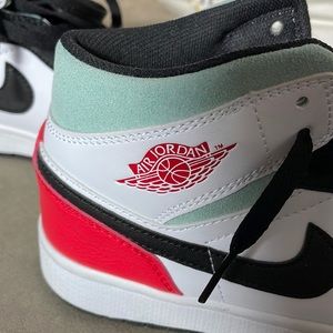 Jordan 1 mids